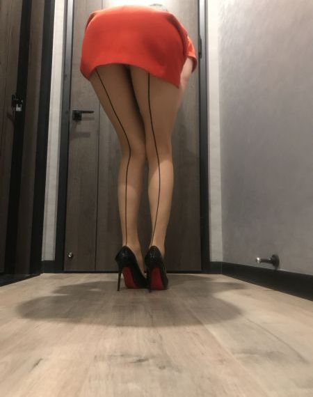 看着领导挺进娇妻的体内电影