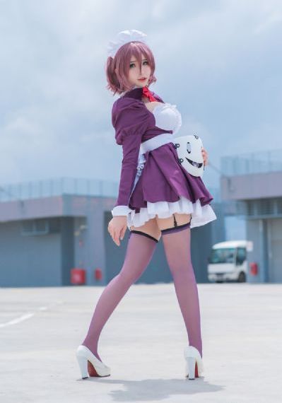 掀起裙子从后面挺进她的身体视频