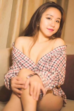 美女脱去内衣露出胸软件