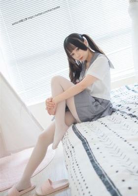 年轻的小姨子观看