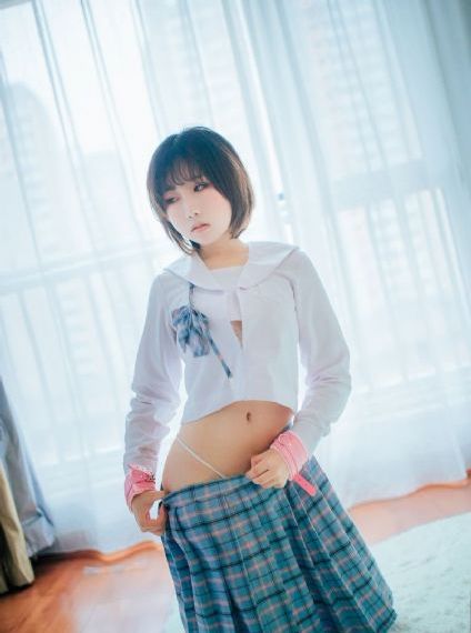 两女一指